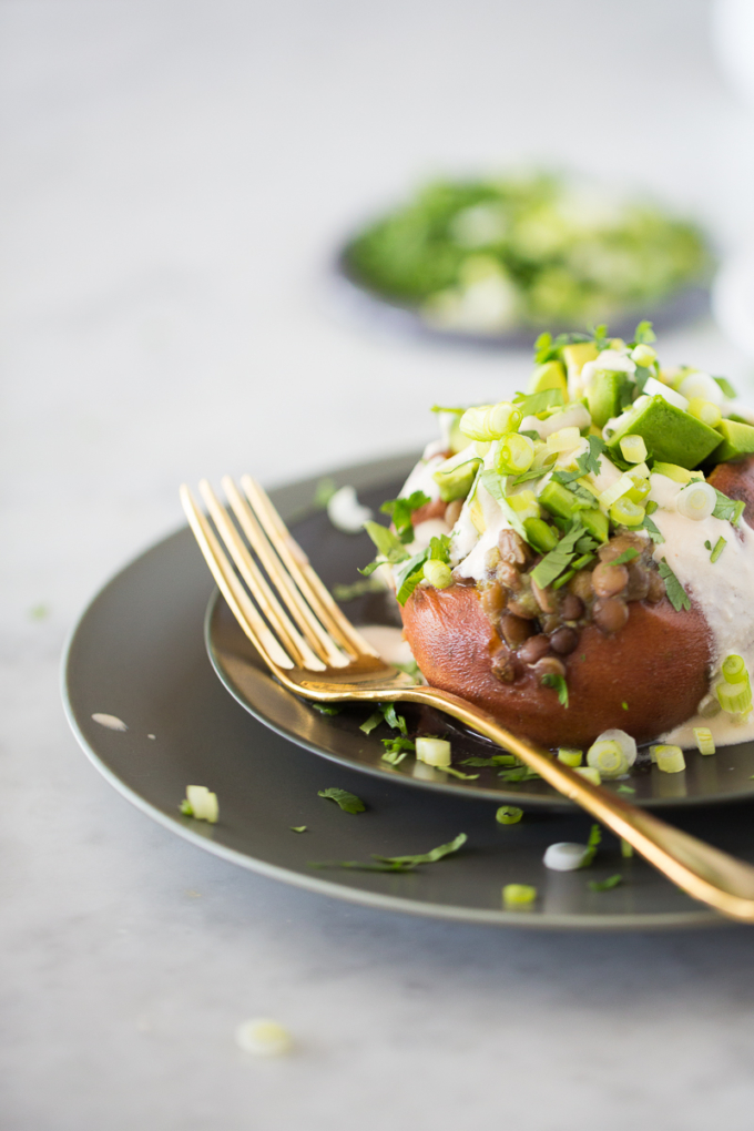 Camote relleno de lentejas en salsa verde. Healthy Mexican loaded sweet potatoes with lentils in salsa verde