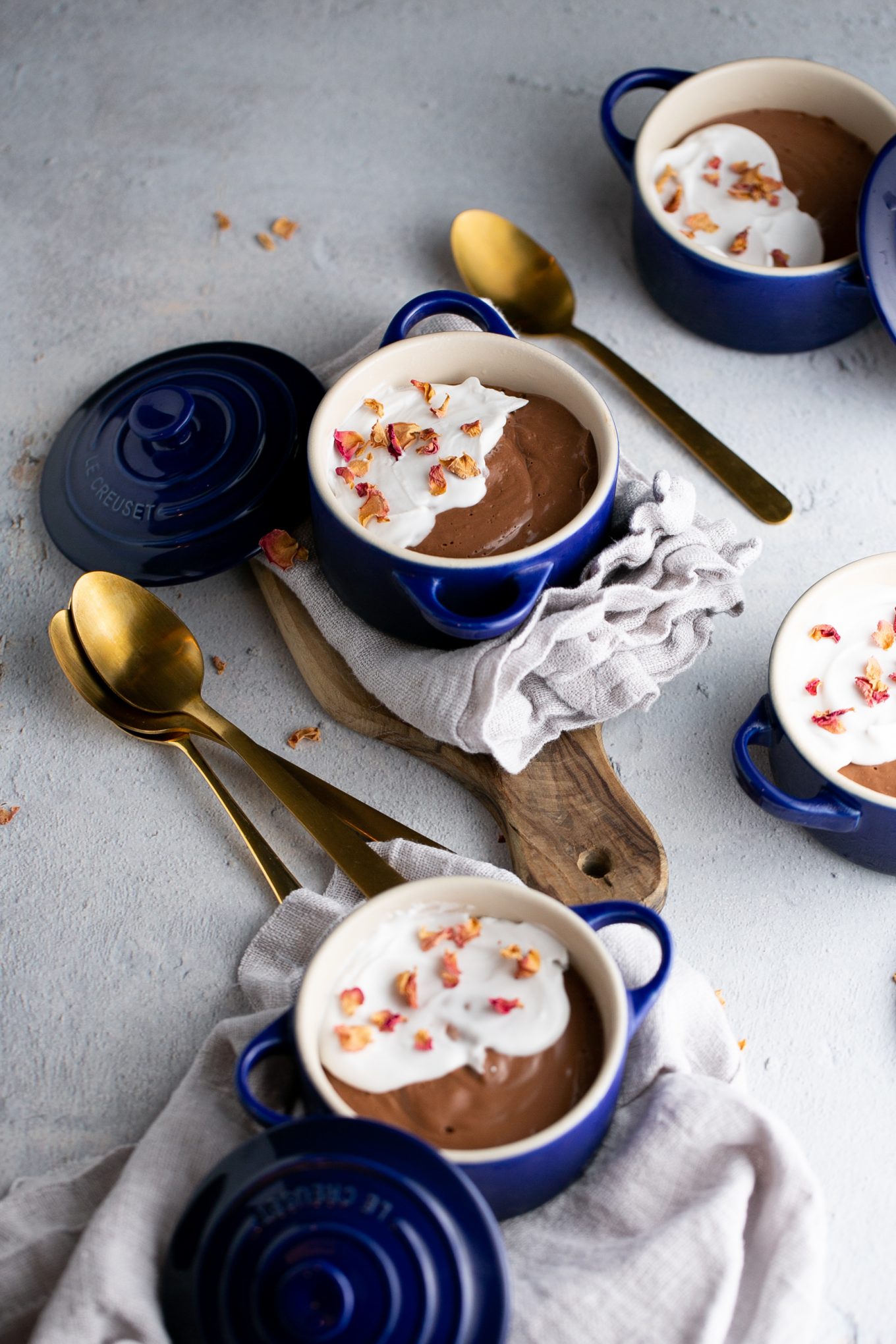 Mousse de chocolate obscuro molde azul con mousse de chocolate vegano