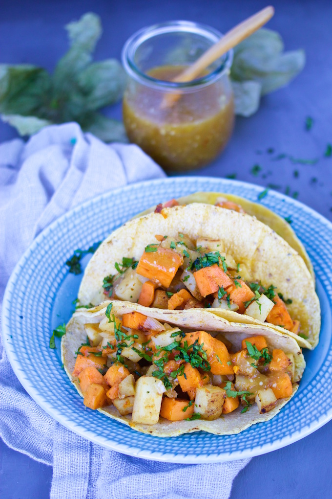 Taco de papa y camote con salsa de tomatillo y chipotle.