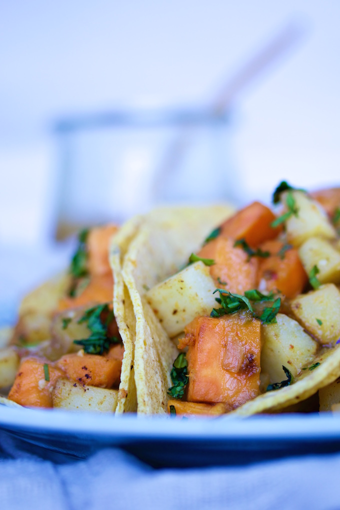 Taco de papa y camote con salsa de tomatillo y chipotle.