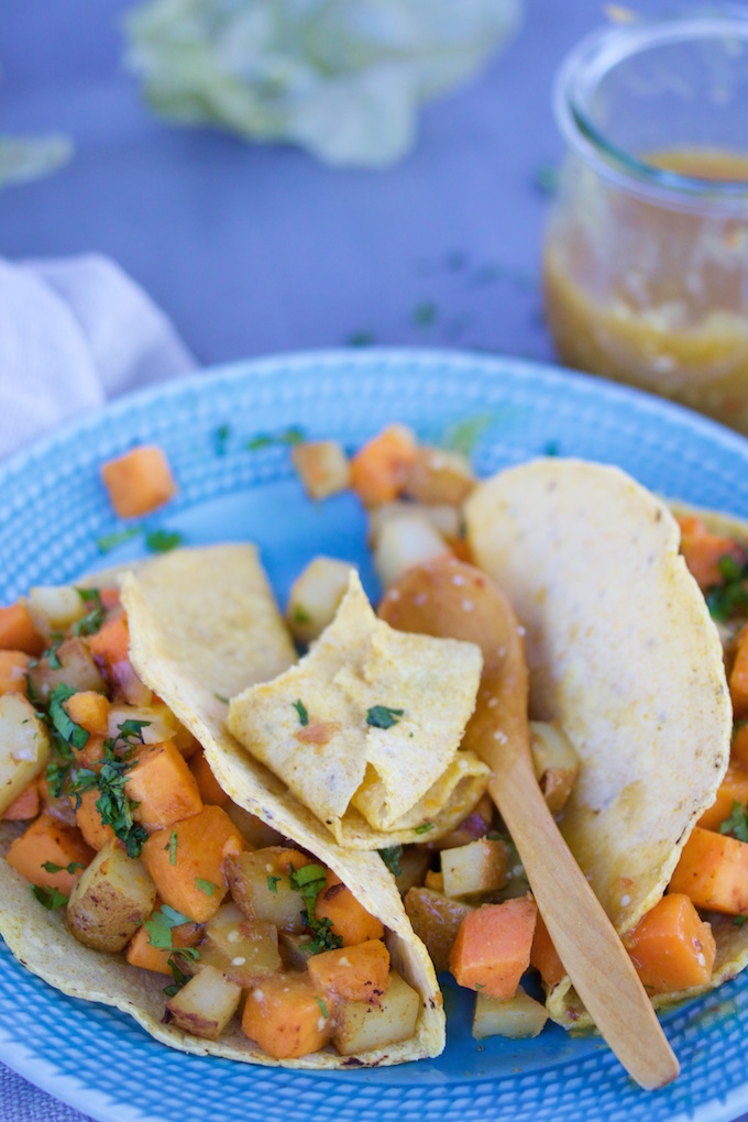 Taco de papa y camote con salsa de tomatillo y chipotle.