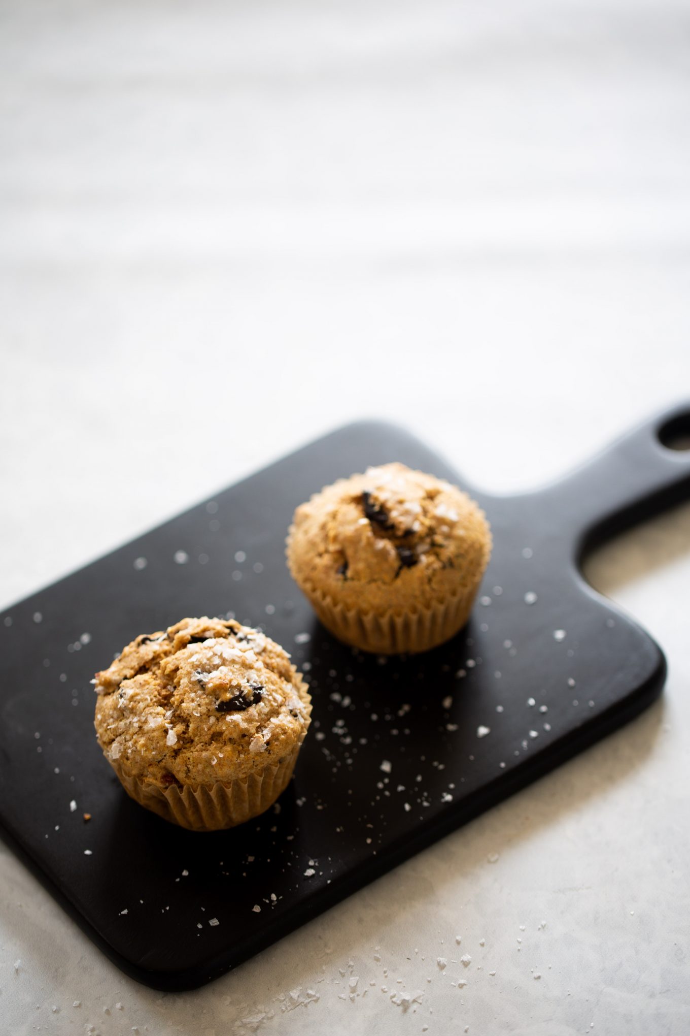 Muffins with dark chocolate and almonds