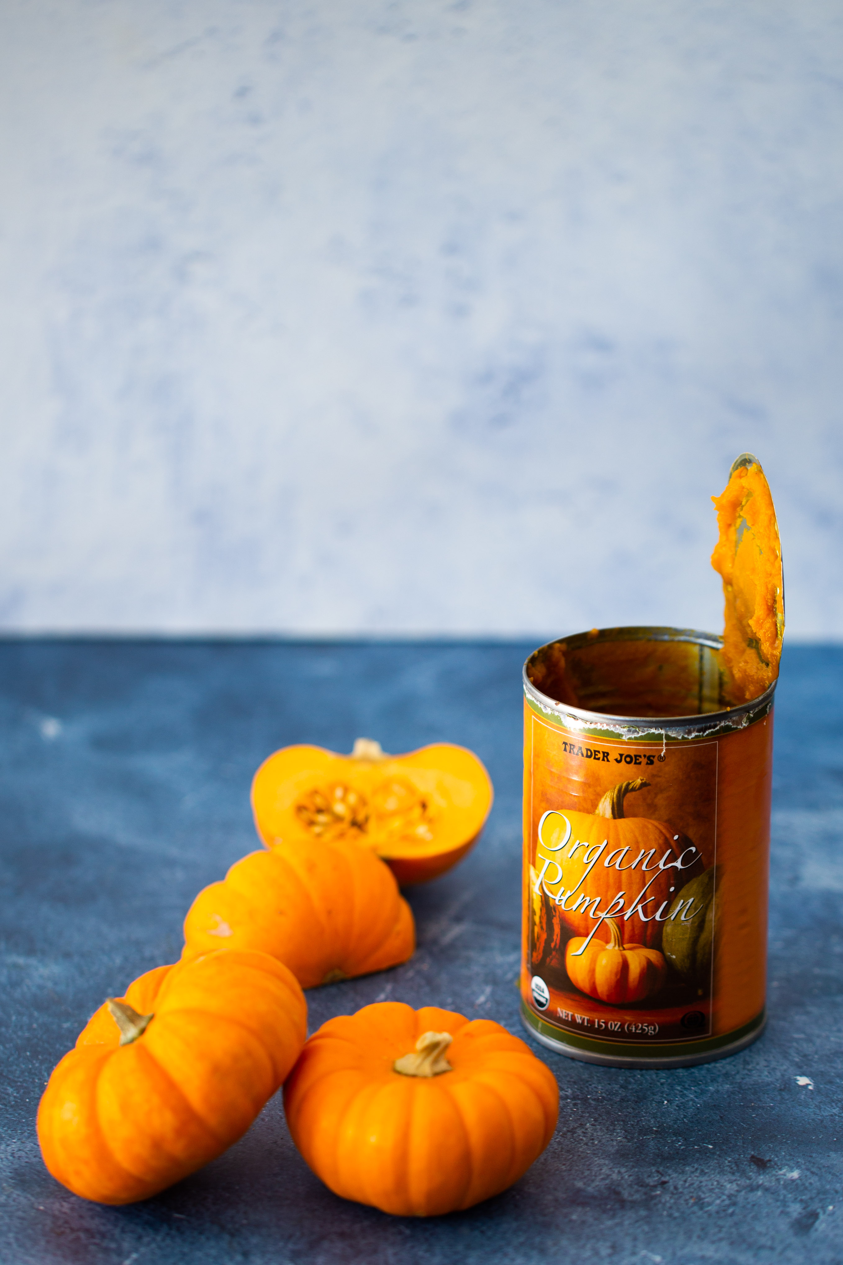 Un pan de calabaza sentado en una mesa.