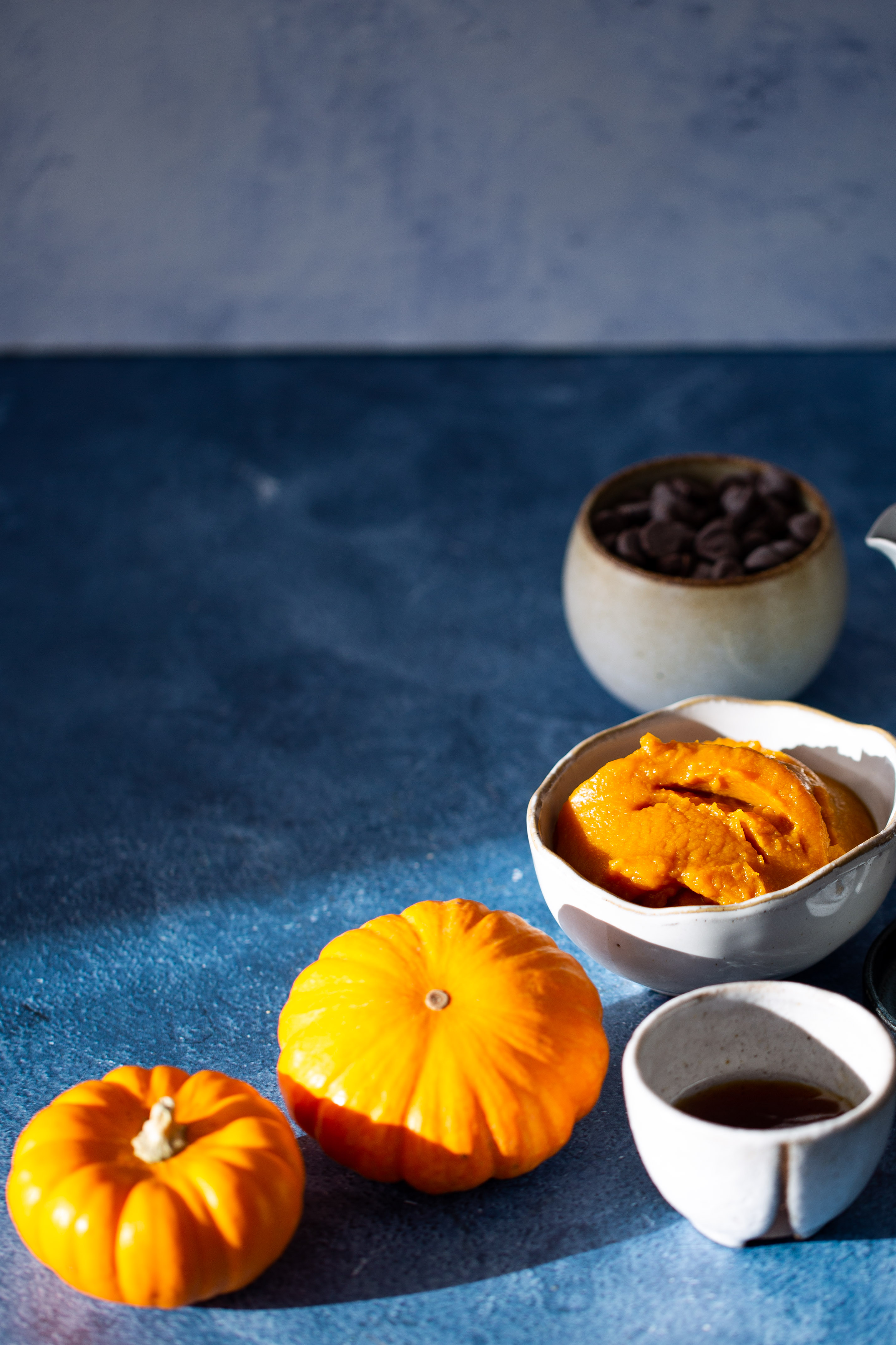         Un plato de pan de calabaza y una taza de café sobre una mesa azul.