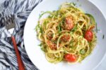 Noodles de calabacita con salsa de tomate