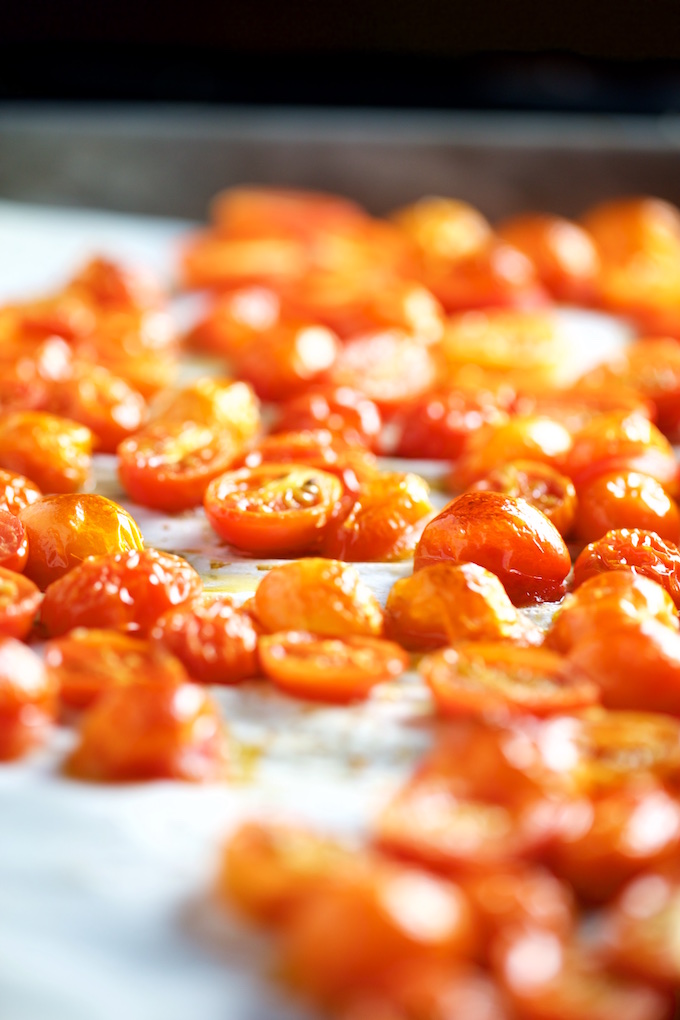 tomates cherry rostizados en una charola