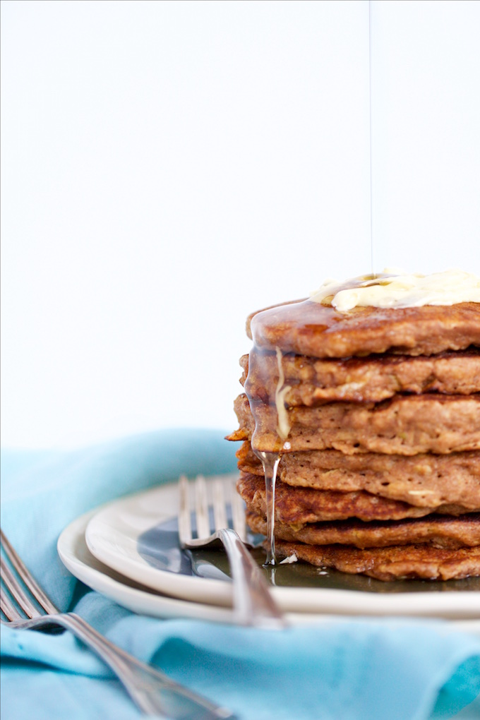 Oats and apple pancakes, the perfect recipe for a Sunday vegan brunch.