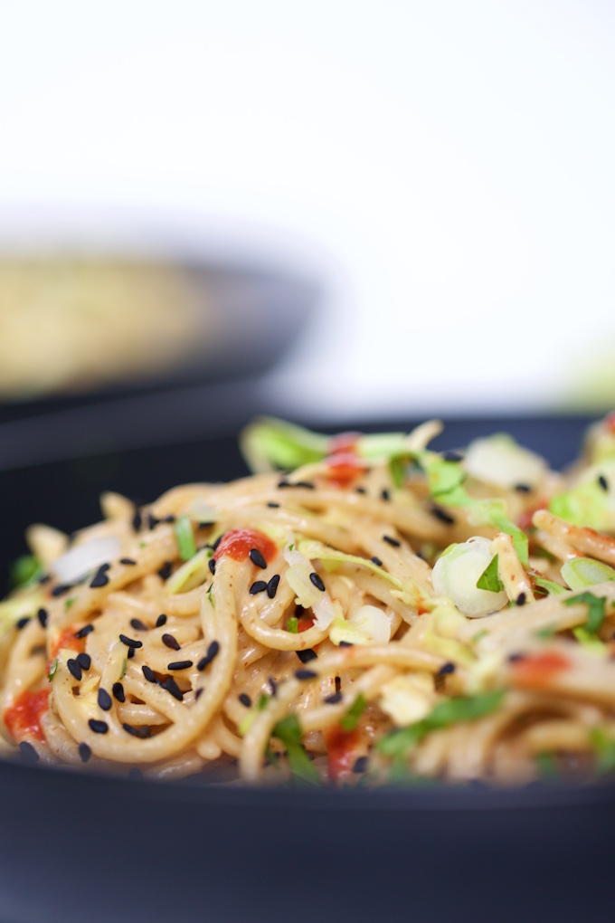 Noodles con crema de almendra, tamari, limón, ajonjolí y vinagre de arroz. Fácil, rica y super nutritiva.