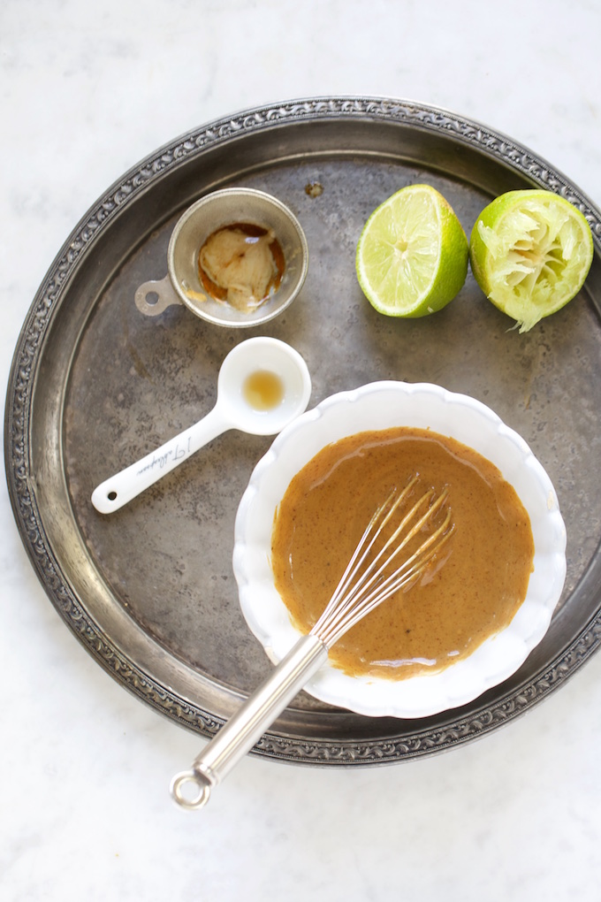 Noodles con crema de almendra, tamari, limón, ajonjolí y vinagre de arroz. Fácil, rica y super nutritiva.