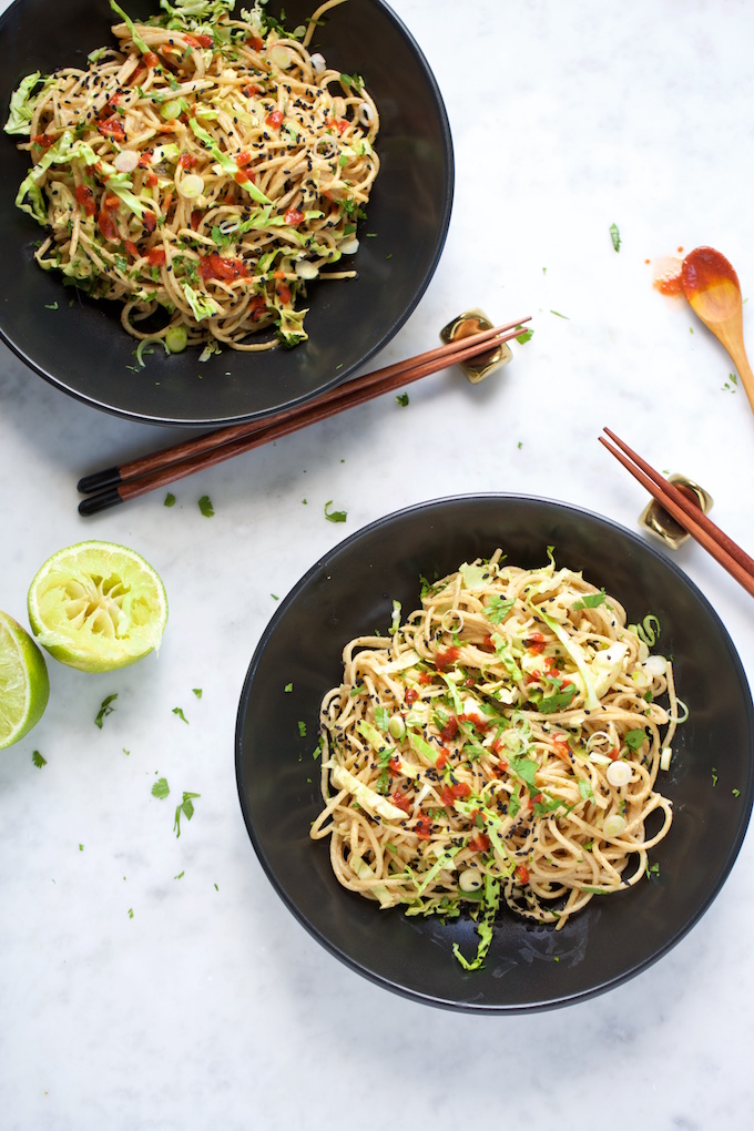 Noodles con crema de almendra, tamari, limón, ajonjolí y vinagre de arroz. Fácil, rica y super nutritiva.