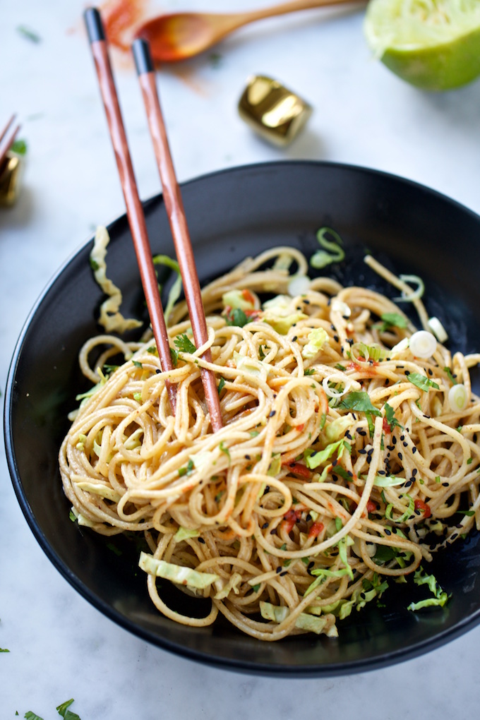 Noodles con crema de almendra, tamari, limón, ajonjolí y vinagre de arroz. Fácil, rica y super nutritiva.