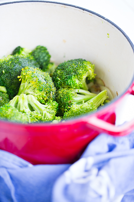 Sopa de brocoli, hojas verdes y alubias