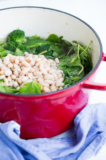 Sopa de brocoli, hojas verdes y alubias