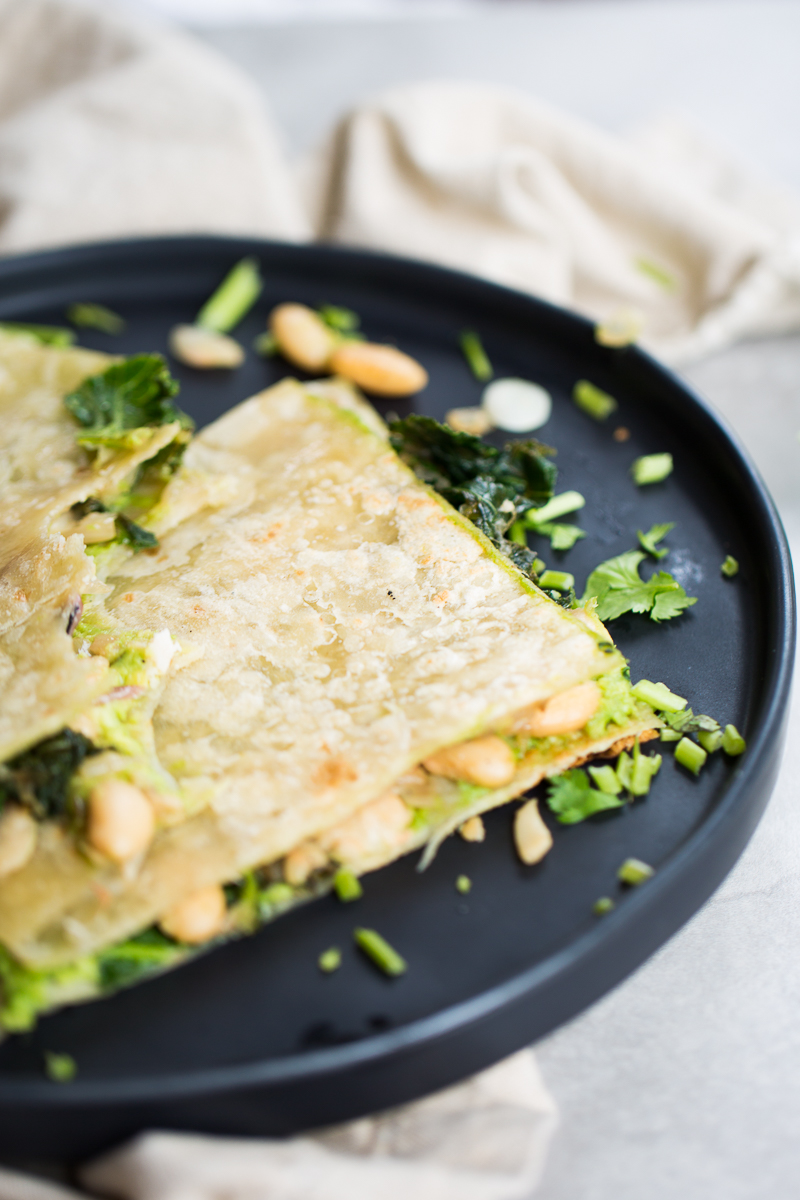 Quesadillas de frijol blanco y kale, 100% basadas en plantas, sin queso, veganas.