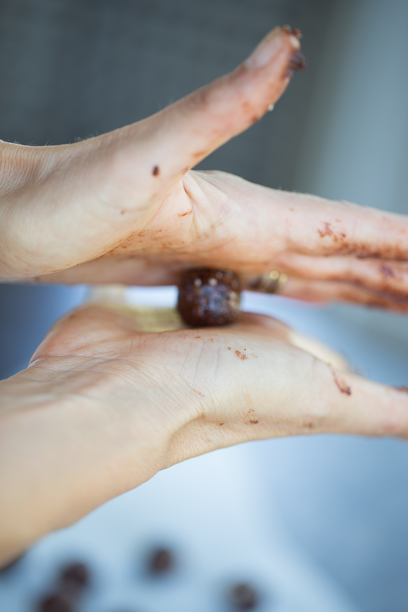 Trufas de chocolate con almendras y dátiles. Trufas veganas y sanas.