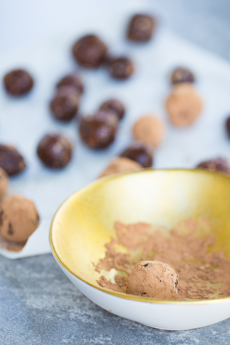 Trufas de chocolate con almendras y dátiles. Trufas veganas y sanas.