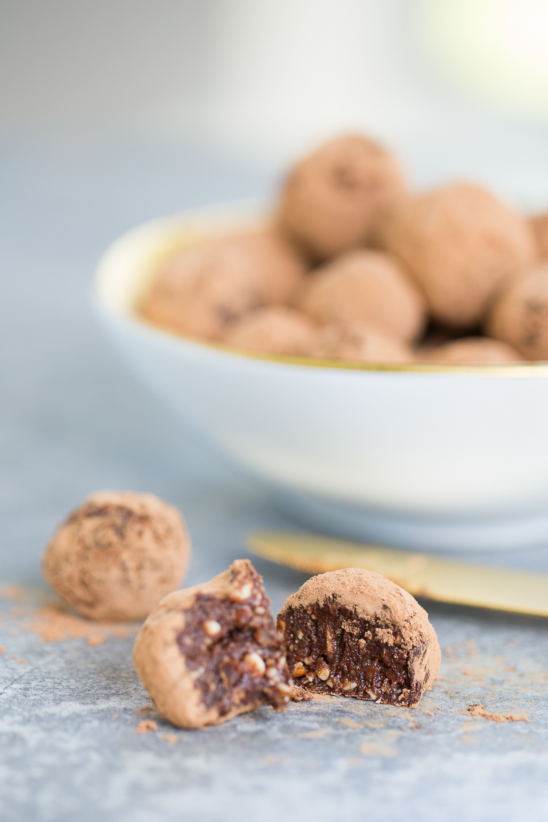 Trufas de chocolate con almendras y dátiles. Trufas veganas y sanas.