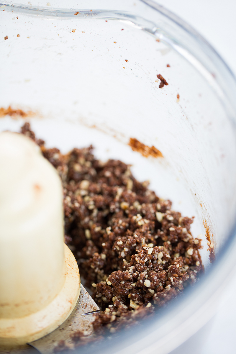 INGREDIENTS FOR CHOCOLATE BARS IN THE FOOD PROCESSOR