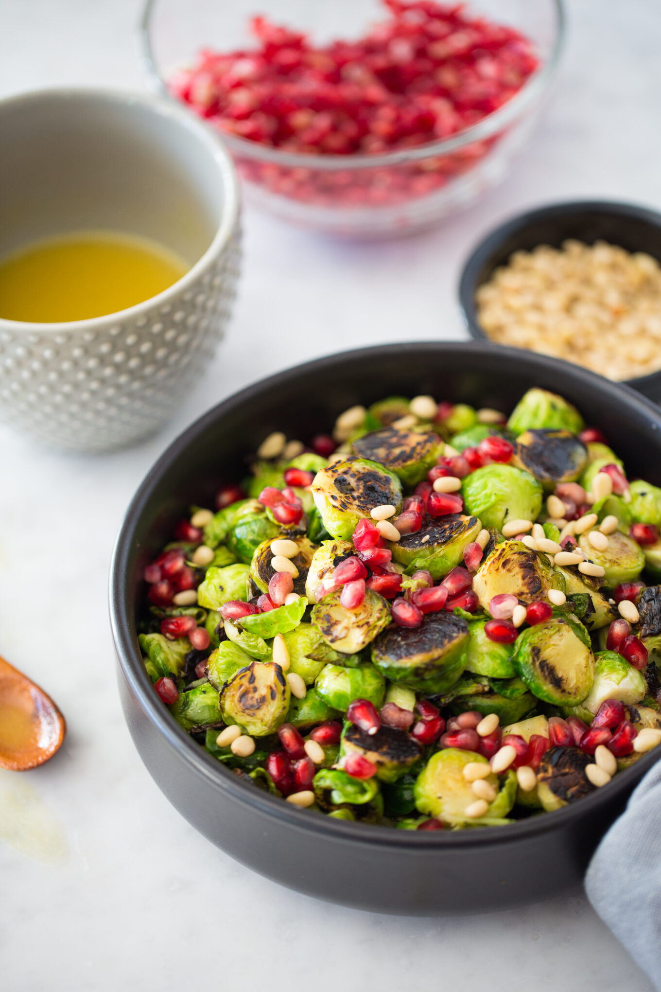 Ensalada de colecitas de Bruselas rostizadas con aderezo de miel de agave y mostaza.Ensalada vegana perfecta para Thanksgiving.