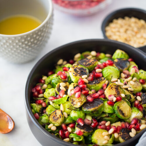 Ensalada de colecitas de Bruselas rostizadas con aderezo de miel de agave y mostaza.Ensalada vegana perfecta para Thanksgiving.