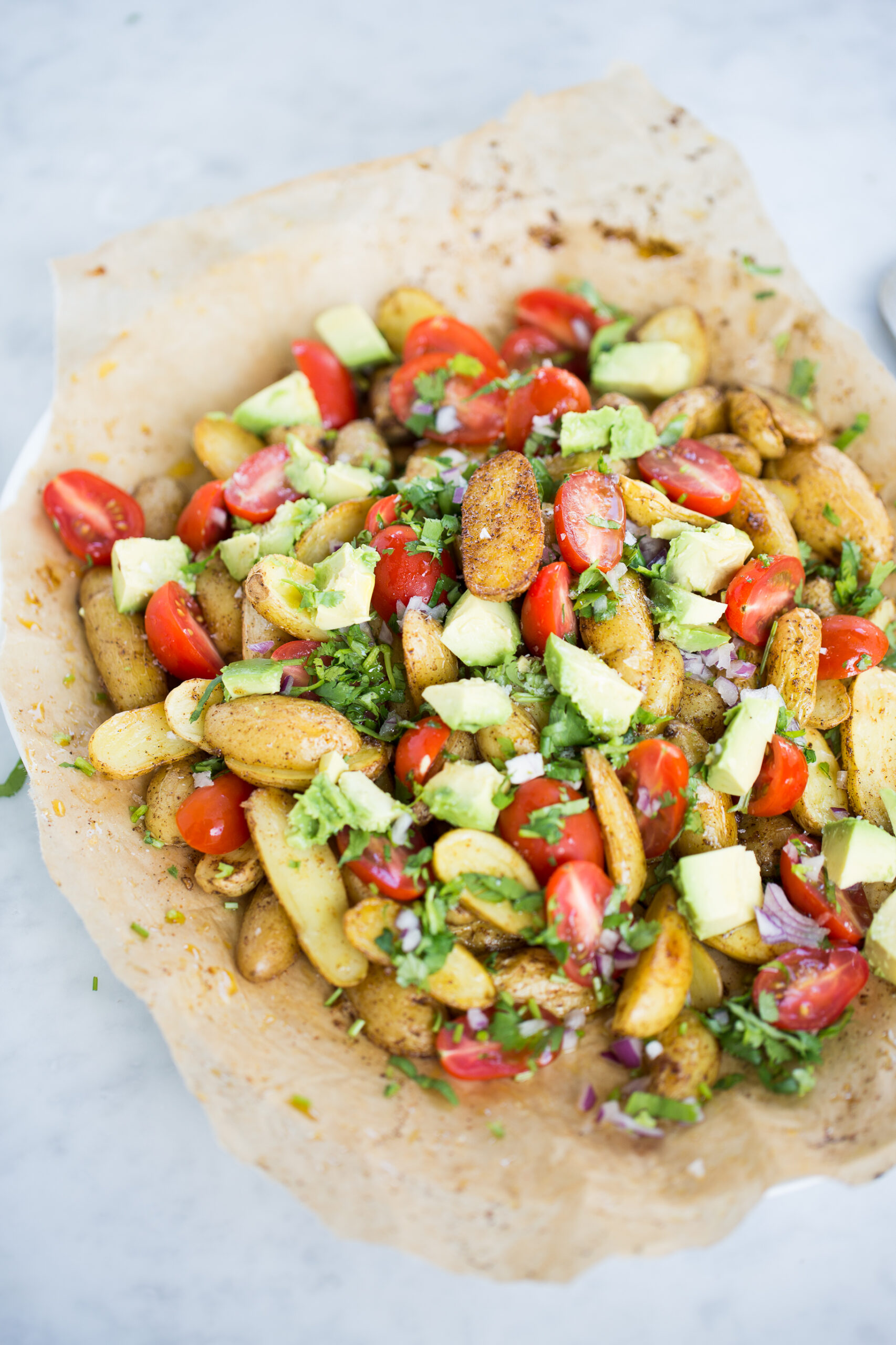 Ensalada de papas rostizadas con pico de gallo y aguacate.