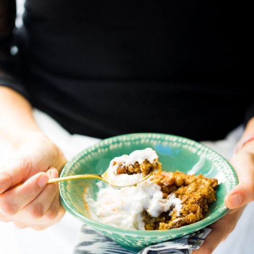 Baked oats with pumpkin spice mix vegan recipe for a healthy breakfast.