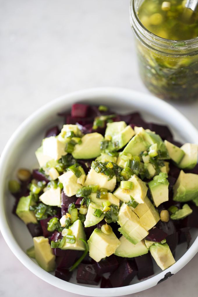 Receta de ensalada de betabel y aguacate con aderezo de cebollín