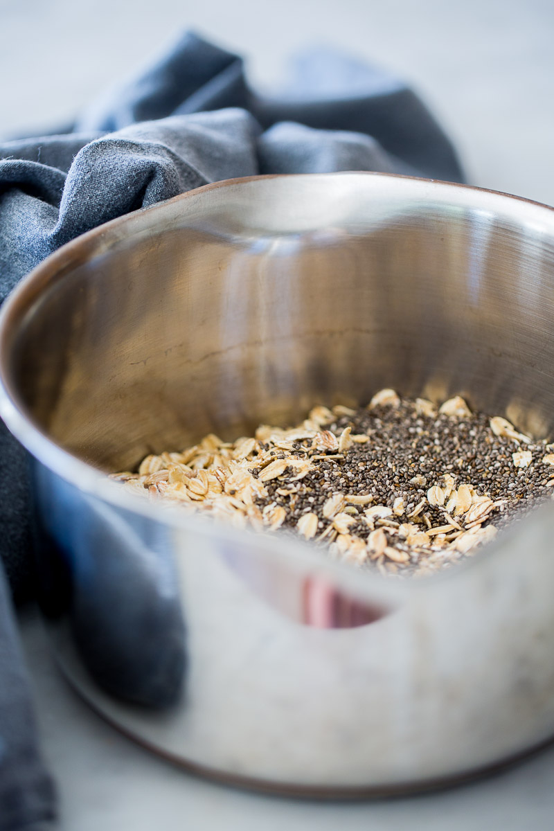 Receta de desayuno vegano perfecto y delicioso, avena con plátanos caramelizados.