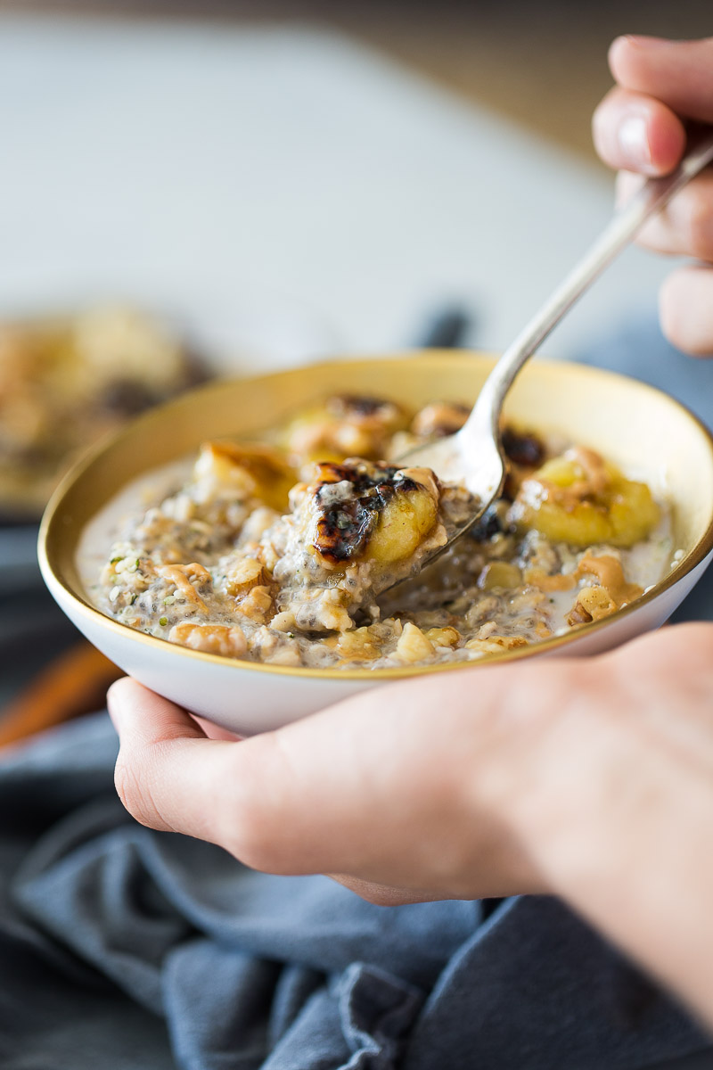 
More than a recipe, this oats with caramelized bananas is an idea on how to transform a bland oatmeal breakfast into something delicious and magical.
