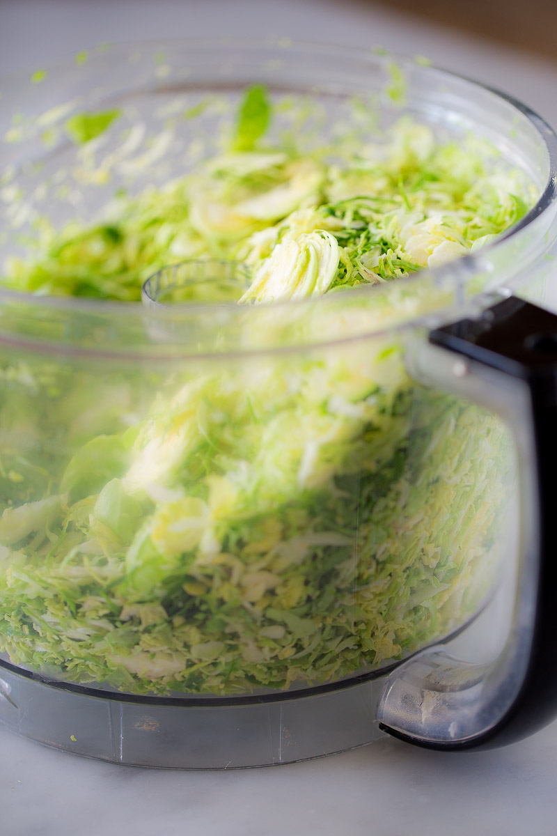 Receta de ensalada de colecitas de bruselas con aderezo de chipotle y maple.