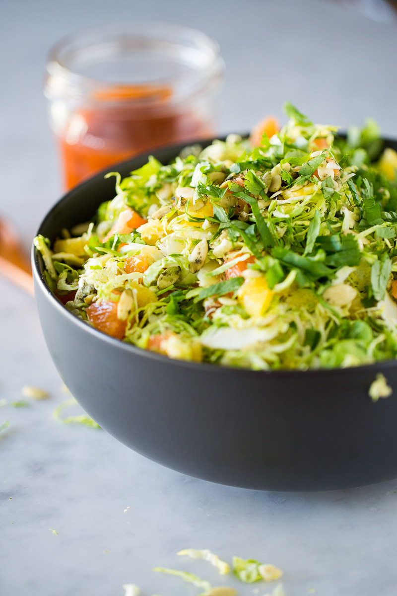 Receta de ensalada de colecitas de bruselas con aderezo de chipotle y maple.