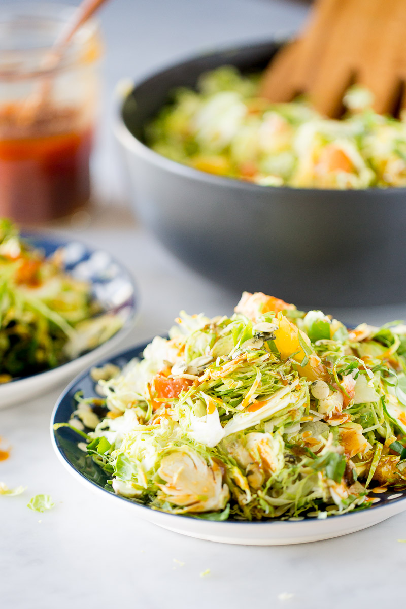 Receta de ensalada de colecitas de bruselas con aderezo de chipotle y maple.