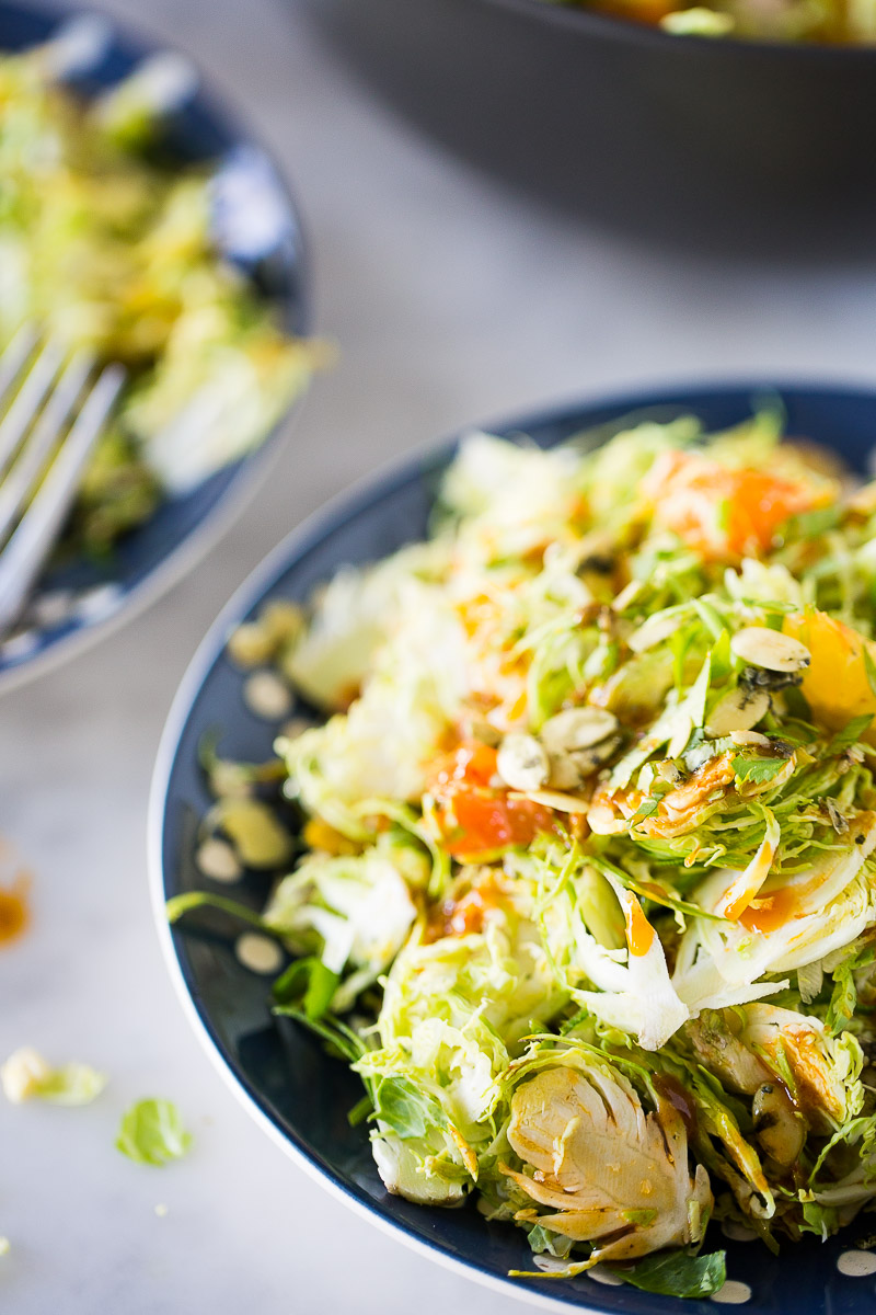 Receta de ensalada de colecitas de bruselas con aderezo de chipotle y maple.