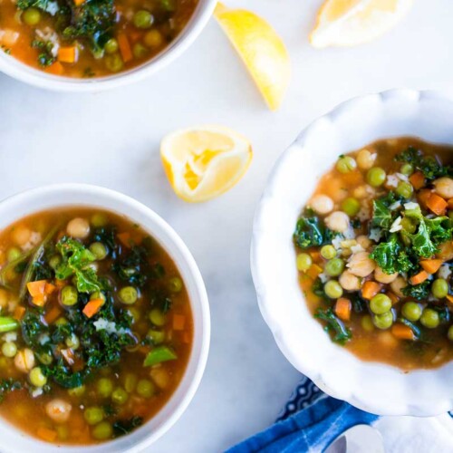 Receta de sopa de pasta y verduras mexicana.Healthy Mexican pasta and veggies soup