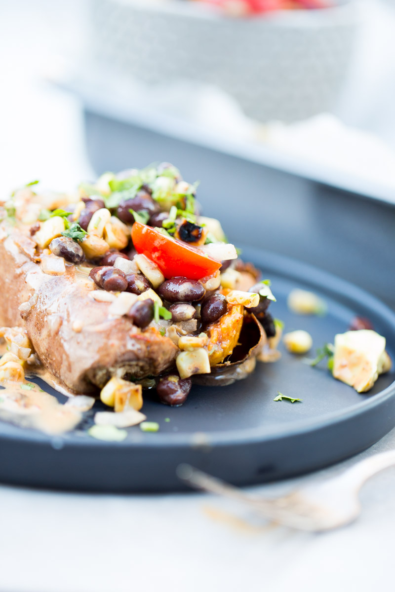 Deliciosa recta de camote relleno con ensalada de frijol negro.