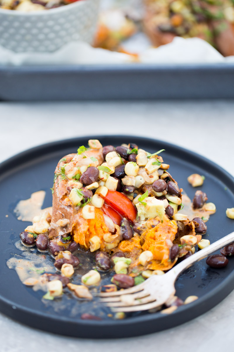 Deliciosa recta de camote relleno con ensalada de frijol negro.