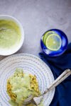 Receta de tortitas de zucchini o calabacita veganas con quinoa y mayonesa con pesto. Baked vegan zucchini and quinoa fritters.