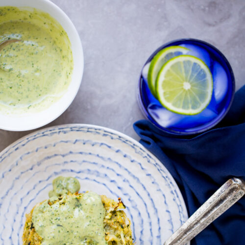 Receta de tortitas de zucchini o calabacita veganas con quinoa y mayonesa con pesto. Baked vegan zucchini and quinoa fritters.