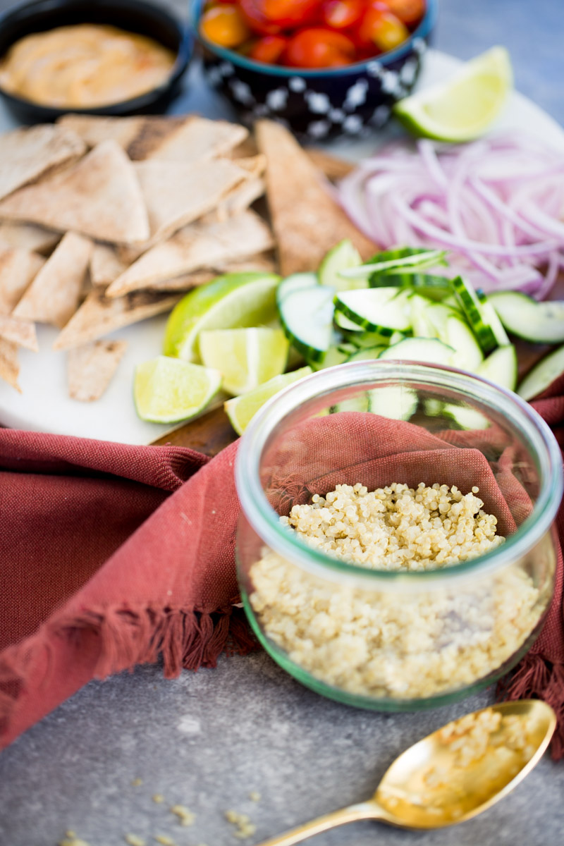 Ensalada mediterranea para llevar es la mejor ensalada que puede haver para llevarte a trabajar, aun picnic o cualquier lugar. via piloncilloyvainilla.com. Fattoush to go.