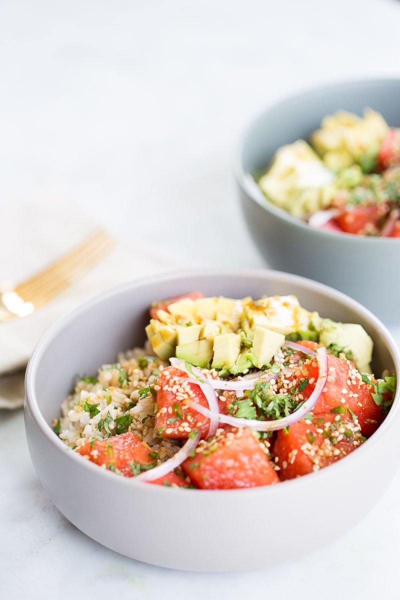 Receta de poke bowl vegano, poke bowl hecho con sandía.