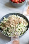 Receta de ensalada de coliflor con dukka perfecta para acompañar cualquier platillo. Es ligera, deliciosas y super nutritiva. Cauliflower salad with dukka.