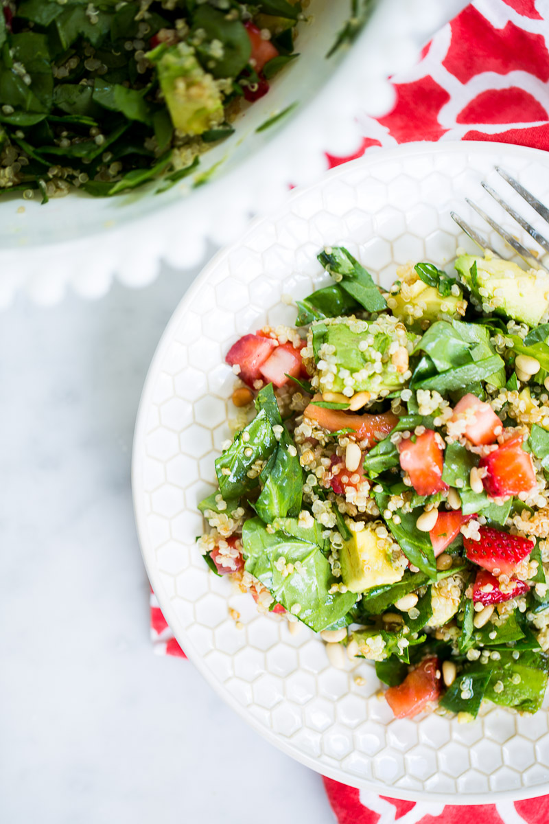 Ensalada de verano con fresas, aguacate y quinoa.p&v Quinoa summer salad.