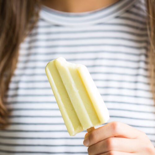 Receta de paletas verdes heladas de aguacate y limón.