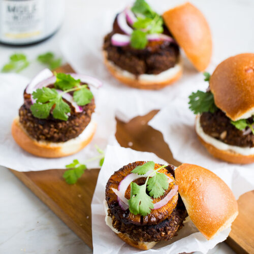 Black bean and mole burgers recipe. Easy, delicious and vegan.