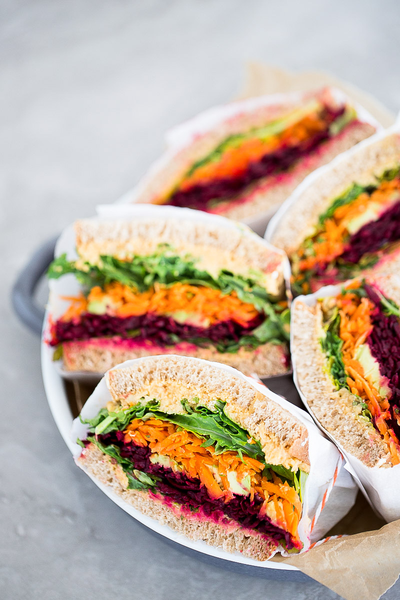 Un plato de sándwich de verduras.