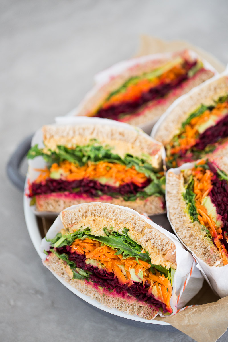 Sandwich de verduras con hummus con chipotle. Raw vegetable sandwich with chipotle -hummus.