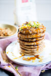 Recipe for vegan corn pancakes with spicy coconut "bacon"