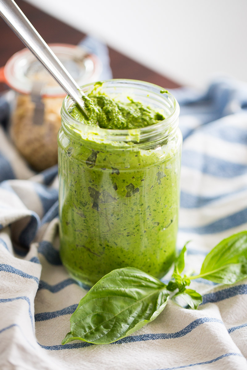 Pesto clásico vegano en un frasco