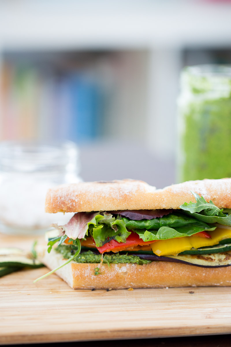 Sandwich de verduras asadas con pesto clasico vegano. Receta de sandwich vegano, delicioso y super fácil.