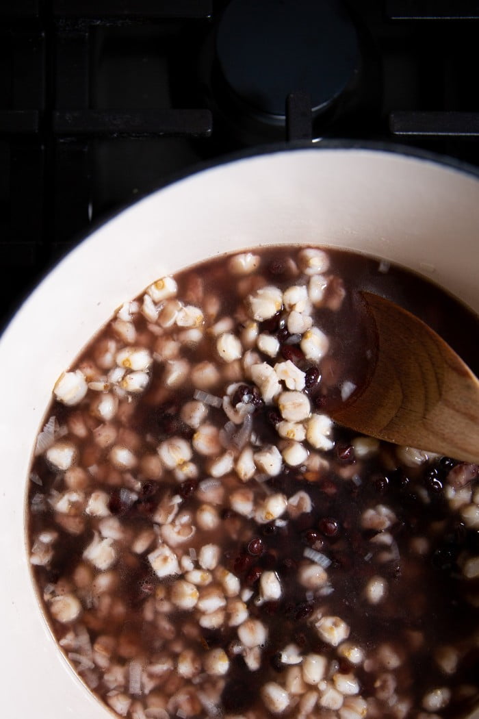 pozole con frijol negro